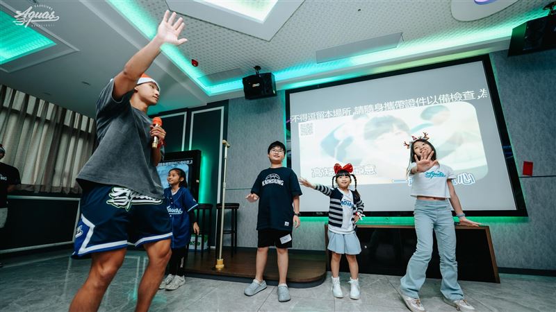 高雄全家海神聖誕趴，胡瓏貿、蘇文儒、唐維傑、廖偉皓與球迷同樂。（圖／高雄全家海神提供）