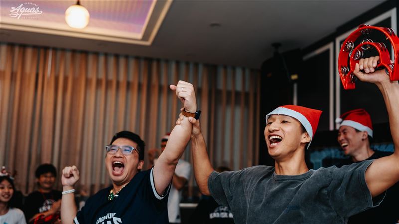 高雄全家海神聖誕趴，胡瓏貿、蘇文儒、唐維傑、廖偉皓與球迷同樂。（圖／高雄全家海神提供）