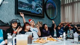 高雄全家海神聖誕趴，胡瓏貿、蘇文儒、唐維傑、廖偉皓與球迷同樂。（圖／高雄全家海神提供） 
