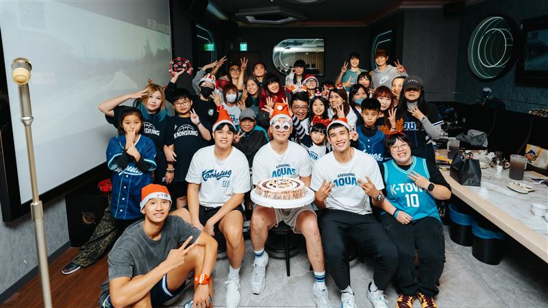 高雄全家海神聖誕趴，胡瓏貿、蘇文儒、唐維傑、廖偉皓與球迷同樂。（圖／高雄全家海神提供）