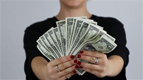 聯準會下調聯邦基準利率至3.5~3.75%區間，累計今年已降息3碼。在債市佈局上，投資人應以追逐債息收益為主要訴求，可優先選擇佈局中長期債券。