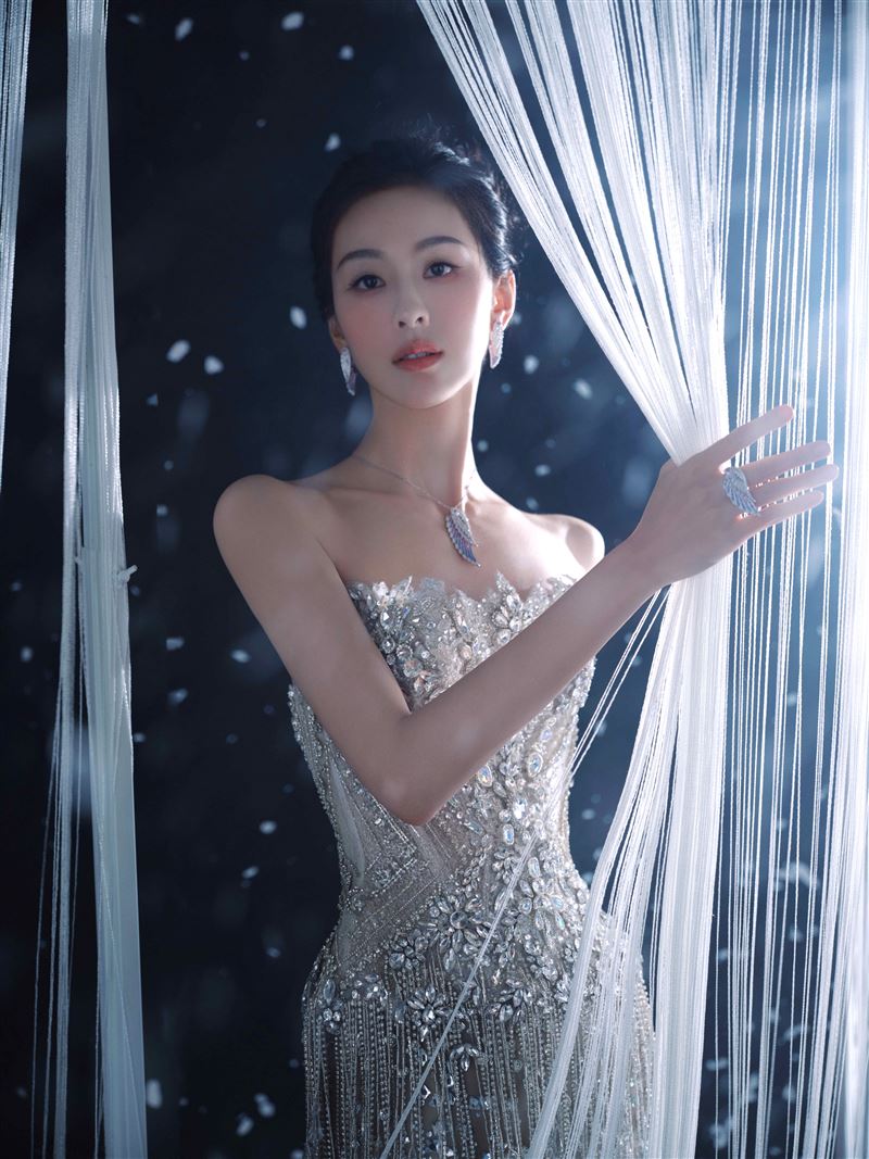 陳都靈稍早現身紅毯，真實狀態曝光成為焦點。（圖／翻攝自微博）