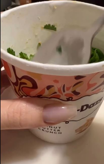 原PO是香菜控，連吃冰淇淋都要加香菜，有網友崩潰喊「褻瀆哈根達斯」。（圖／翻攝自Threads @chuan_lin19）