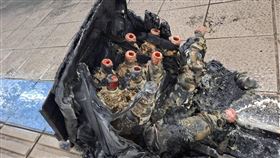 警方在旅館扣到的煤油彈，以及誠品南西店掉落的煙霧彈。（圖／翻攝畫面）