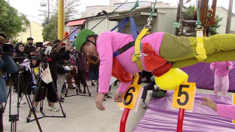 胡瓜為98歲媽媽吊在半空中。（圖／民視提供）