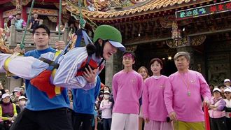 南珉貞突"雙手抱胸"被吊起來 急吐6字哀求