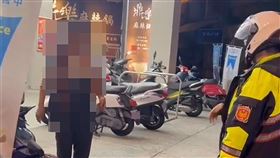 彰化街友手持鐮刀嚇壞人　警帶回依法送辦一名街友（左）21日晚間酒後持鐮刀走在彰化市民族路上，路人見其行徑有異報警，員警到場勸阻男子放下刀子，並把人帶回派出所依法偵辦。（民眾提供）中央社記者鄭維真傳真　114年12月21日