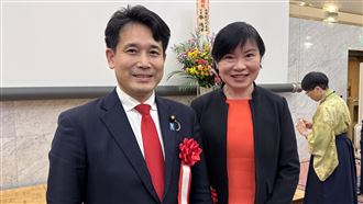 日本戶籍可寫台灣　「台灣女婿」瀧波宏文揭正名內幕「台灣女婿」前農林水產副大臣、參議員瀧波宏文（左）21日應日本李登輝之友會邀請發表專題演講，揭露日本今年5月上路的修正後戶籍法，終於實現「台灣出身者可在戶籍登記時實際填寫台灣」，檯面下多年推動過程。他的妻子、台灣出生、成長的瀧波史織（右）見證丈夫一路以來為台日關係付出的努力。中央社記者戴雅真東京攝　114年12月21日