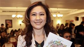 Kolas Yotaka推新書前總統府發言人Kolas Yotaka（圖）21日下午在台北舉辦新書簽書會，開心向媒體展示全新著作「禮物：一本關於台灣認同的書」。中央社記者王飛華攝　114年12月21日