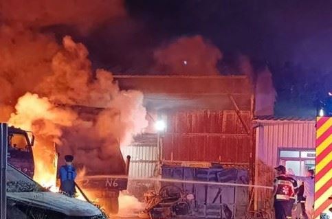 高雄大寮車修廠暗夜爆燃「火燒4車」，老闆滅火灼傷送醫。(圖/翻攝畫面)