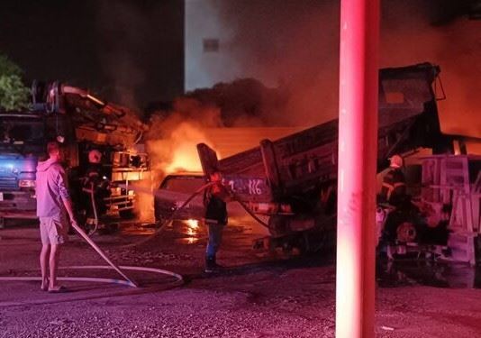 消防隊員拉起多條水線實施阻隔防護，火勢在深夜11時許撲滅。(圖/翻攝畫面)