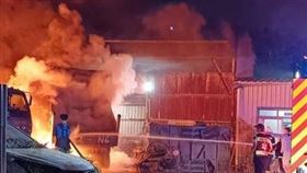 高雄大寮車修廠暗夜爆燃「火燒4車」，老闆滅火灼傷送醫。(圖/翻攝畫面)
