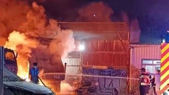 深夜驚魂！高雄大寮車修廠暗夜爆燃