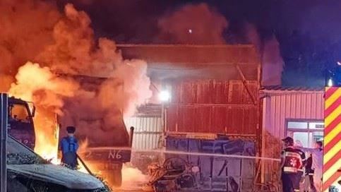 深夜驚魂！高雄大寮車修廠暗夜爆燃