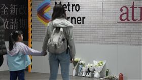 張文隨機攻擊案　M8出口放置鮮花悼念（1）北捷台北車站、中山站周邊19日晚間接連發生投擲煙霧彈、嫌犯張文持刀隨機傷人案。案發地台北車站M8出口附近，有民眾20日放置鮮花哀悼。中央社記者徐肇昌攝 114年12月20日