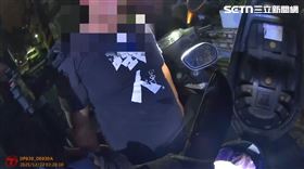 謝男供稱，因不滿遭皆有比不雅手勢，才持開山刀試圖尋仇。（圖／翻攝畫面）