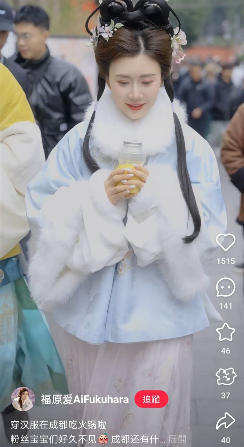 福原愛社群不久前才更新穿漢服吃成都美食的貼文。（圖／翻攝自福原愛小紅書）