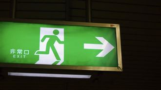 緊急逃生口小綠人真名曝　身世藏沉重過往