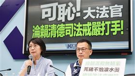 憲訴法修法違憲案  國民黨立法院黨團回應憲法法庭19日做出114年憲判字第1號判決，宣告憲訴法修法違憲。國民黨立委翁曉玲（左）表示，只有5名大法官參與評議，就算依照憲訴法修法前規定，也需有6名大法官出席，對於不符法律規定的憲法判決，都是違憲無效的判決。右為國民黨立法院黨團書記長羅智強。中央社記者謝佳璋攝　114年12月19日