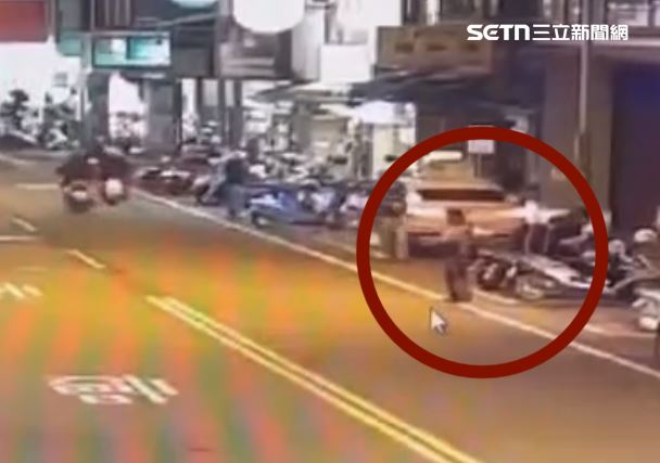 男子拿著鐮刀在市中心鬧區閒逛，嚇壞不少路過民眾。（圖／翻攝畫面）