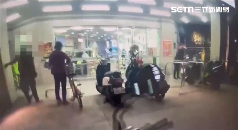 男子（左1)走到超商前，民眾崗停好腳踏車就驚覺他手中拿著鐮刀。（圖／翻攝畫面）