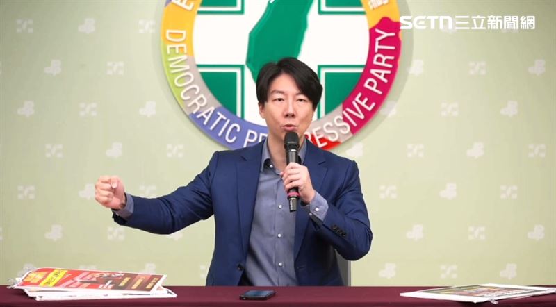 民進黨發言人吳崢召開「才剛擋國防、杯葛預算　藍委週末急赴中」記者會（圖／翻攝畫面）