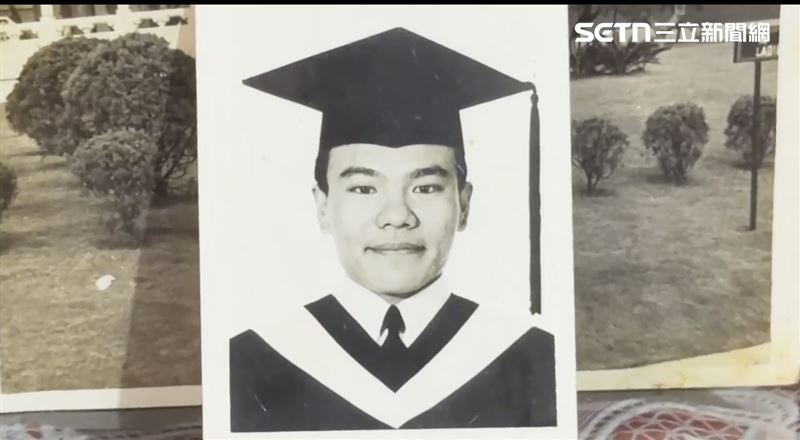 媽媽拿出余家昶的畢業照，他說余家昶的父親是軍人，個性也承襲了軍人的耿直正義。(圖/翻攝畫面)