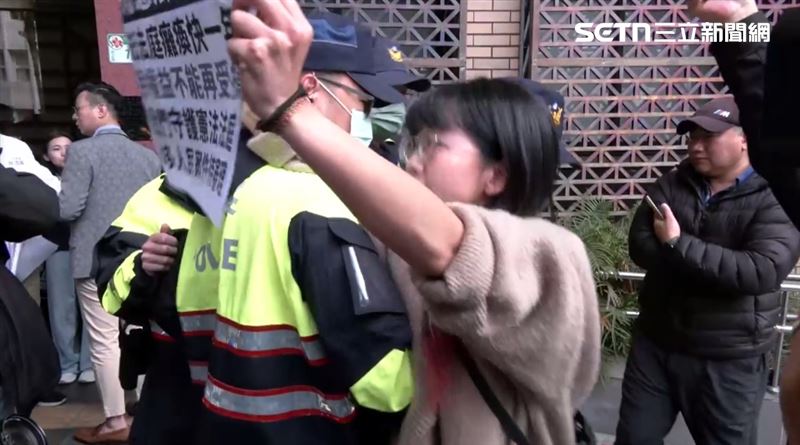 國民黨團按鈴提告「大法官謝銘洋、呂太郎、蔡彩貞、陳忠五、尤伯祥濫權瀆職、枉法裁判」遇民眾抗議（圖／翻攝畫面）