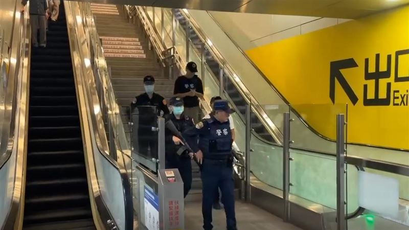 昨天晚間捷運系統又接獲炸彈預告，台鐵今全面加強戒備。（圖／翻攝畫面）