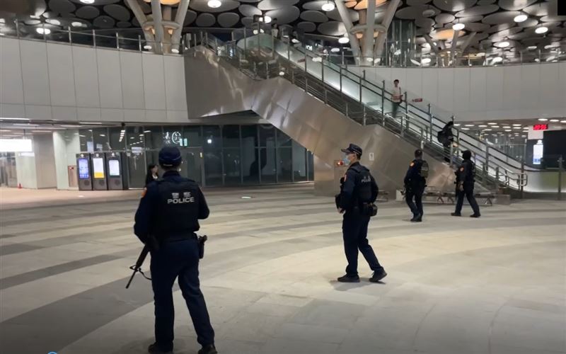 昨天晚間捷運系統又接獲炸彈預告，台鐵今全面加強戒備。（圖／翻攝畫面）