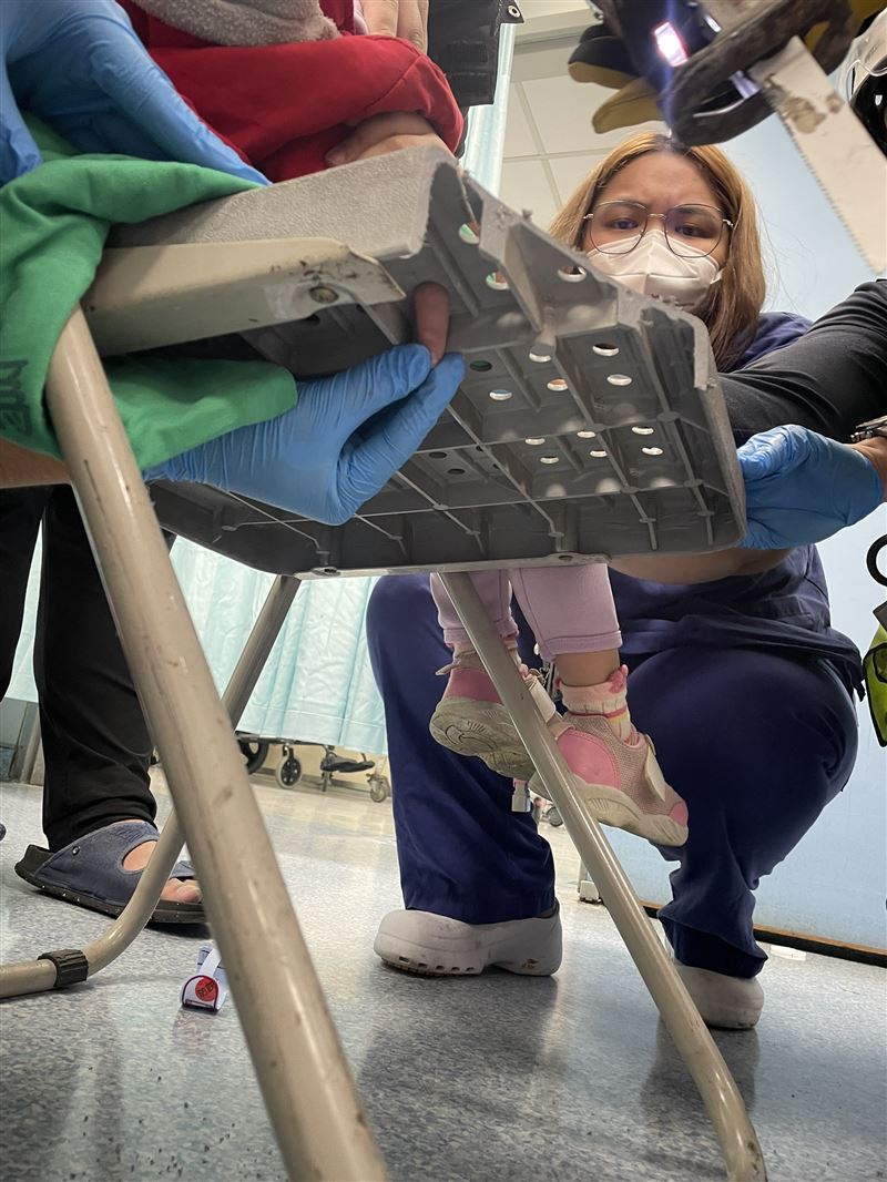 救護人員在女童手指塗抹凡士林保護，所幸女童脫困後無大礙。（圖／翻攝畫面)