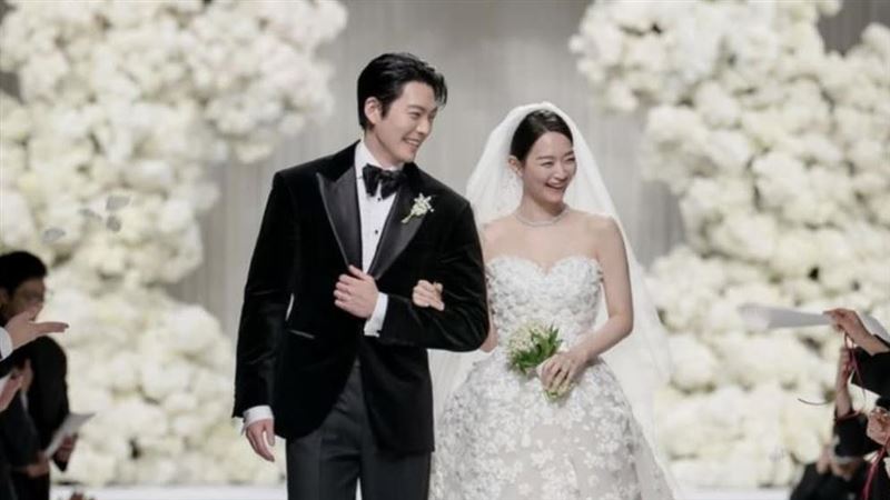 婚禮照曝光！金宇彬、申敏兒勾手燦笑入場