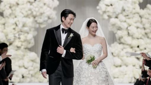 婚禮照曝光！金宇彬、申敏兒勾手燦笑入場