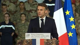 馬克宏在軍事基地發表演說時，對法軍表示，他已正式批准更換法國的旗艦、核動力航空母艦「戴高樂號」。（圖／翻攝自X平台 @EmmanuelMacron）