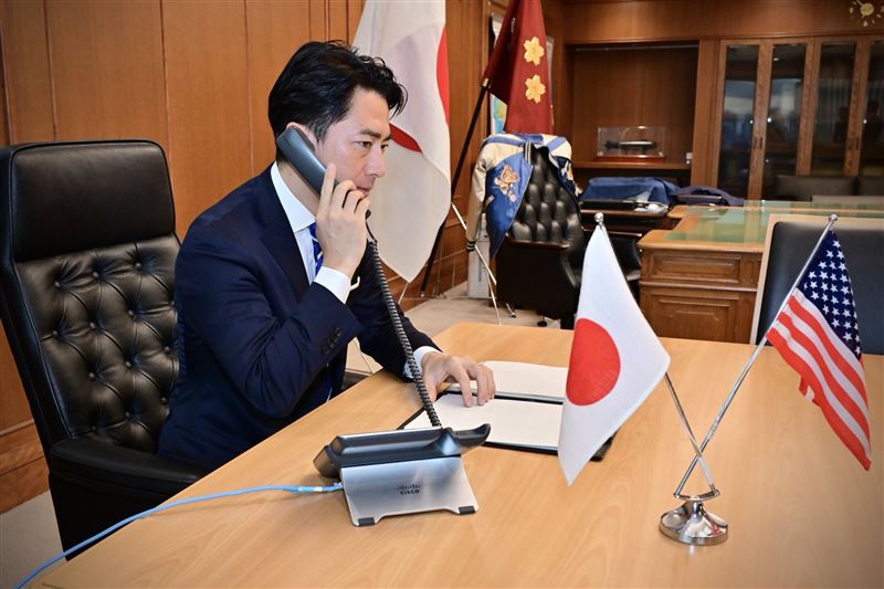 12日於美國防長通話的日本防相小泉進次郎。對於「非核三原則」的修改，小泉於19日的記者會上稱:「不排除任何選項」。（圖／翻攝自Threads @shinjirokoiz）