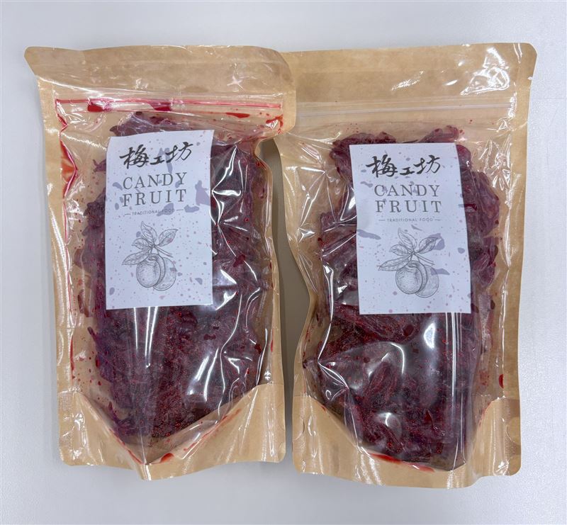 蝦皮購物-梅工坊的「洛神花」被檢出甜味劑「環己基 (代)磺醯胺酸鹽」，外包裝成分未標示。（圖／北市衛生局提供）