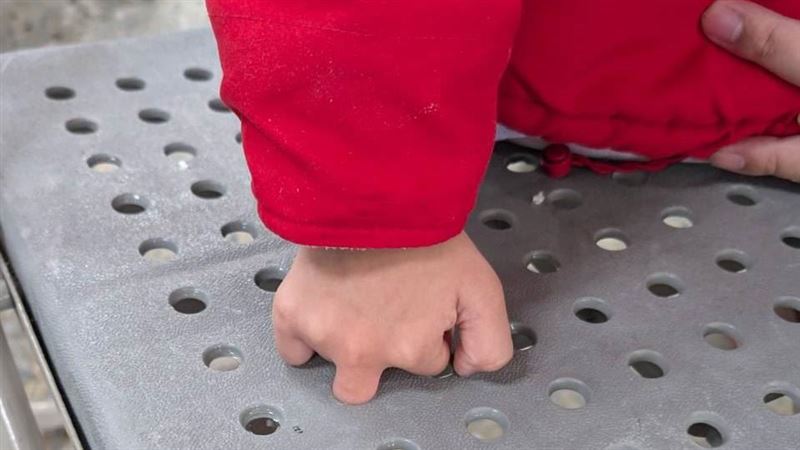 2歲女童手指「卡椅洞」嚇哭　消防急救援