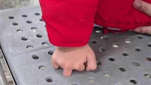 2歲女童手指「卡椅洞」嚇哭　消防急救援