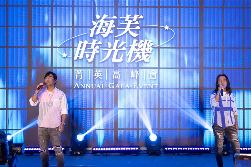 《海芙時光機菁英高峰會》邀請到金曲天王動力火車現場演唱首首經典與台下開心互動。(圖／優擎科技提供)