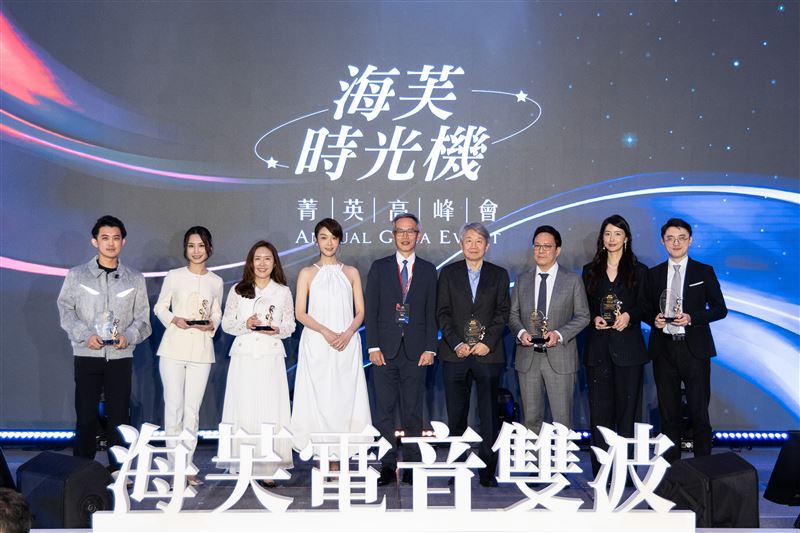 多位專業醫師於現場大方分享個人實際使用經驗，由代言人蔡淑臻頒發原廠講師獎盃紀念合影。(圖／優擎科技提供)