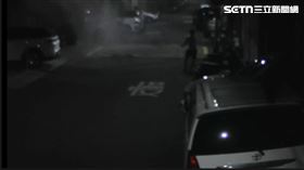 高雄男「狂噴滅火器、亂棒砸車」畫面曝光。（圖／翻攝畫面）