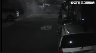 高雄男「狂噴滅火器、亂棒砸車」畫面曝光