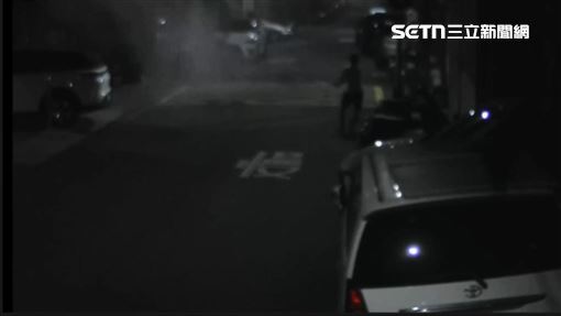 高雄男「狂噴滅火器、亂棒砸車」畫面曝光