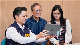 台大父女檔醫師顏瑞昇、顏均蓉。（圖／翻攝自蔣萬安臉書）