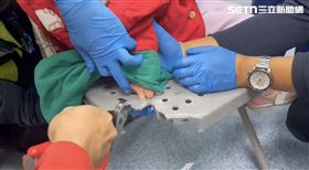 2歲童手指卡死塑膠椅 人椅齊送醫智取保手（圖／翻攝畫面）