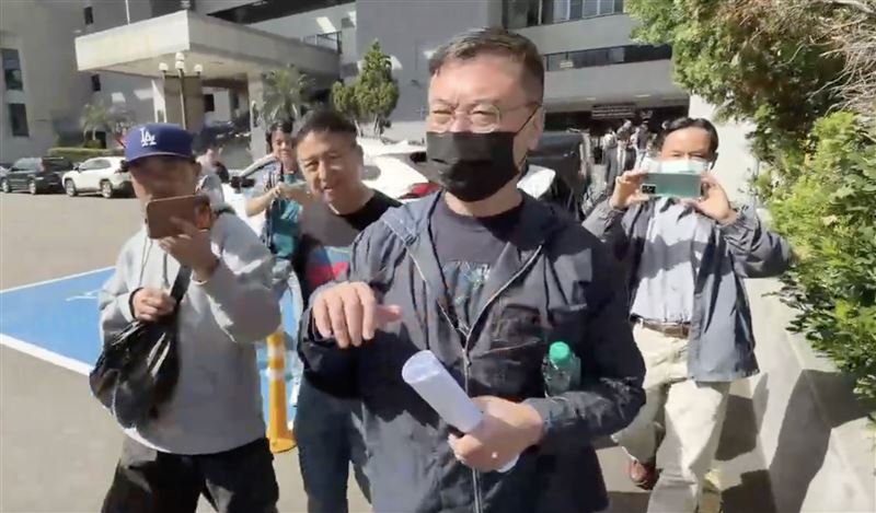 陳政谷在內的 34 名被告程序均已完畢。合議庭拍板於 10 月 2 日上午,針對陳政谷、徐培菁、前電視台記者史鎮康等 30 多名被告先行宣判。(圖/記者林意筑拍攝)