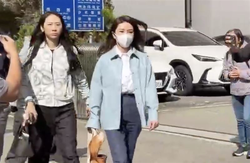 徐培菁面對媒體訪問，未特別表示意見快步離開。（圖／記者林意筑拍攝）
