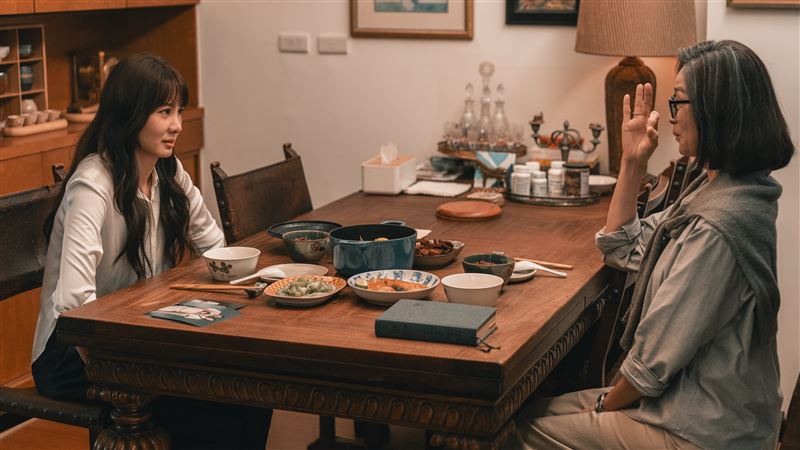 劉瑞琪（右）為戲減重4公斤，向劇中女兒安心亞（左）勇敢出櫃。（圖／六魚文創提供）