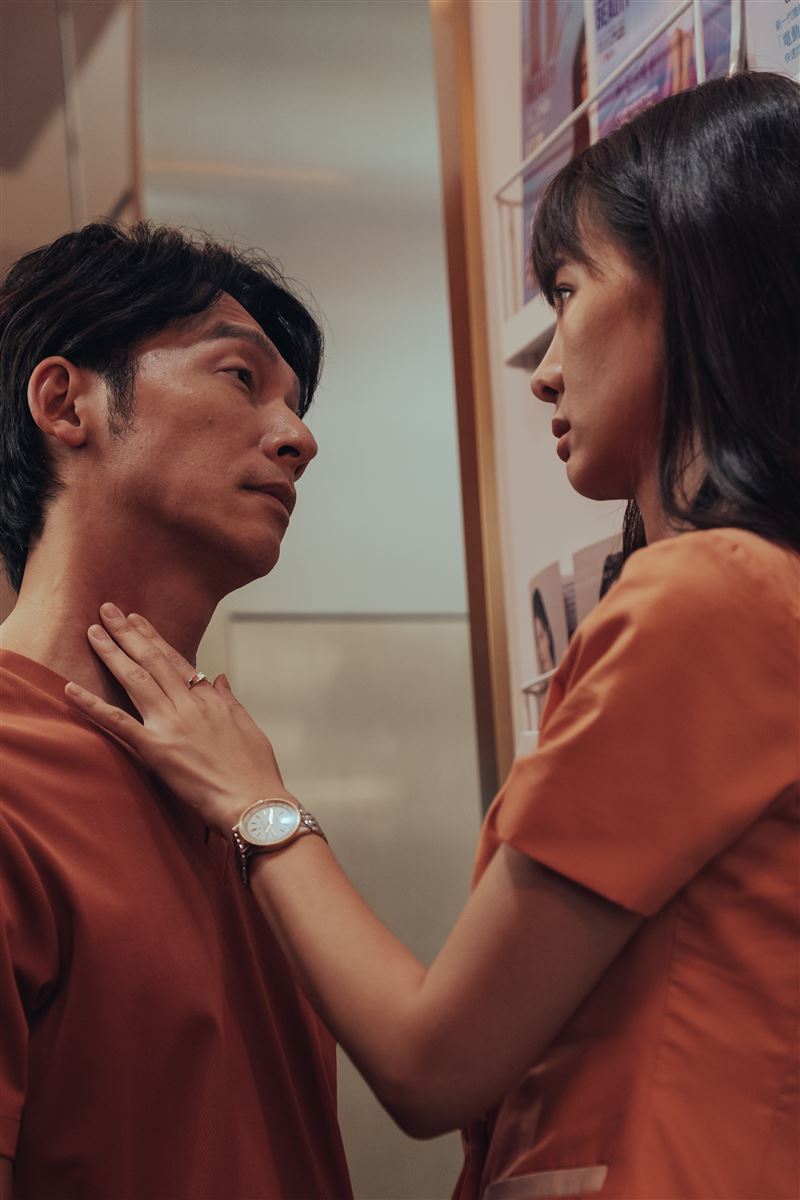 温昇豪（左）與安心亞（右）滾床，「宇菲CP」感情急速升溫。（圖／六魚文創提供）