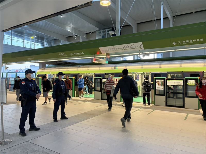 警方升高維安規格，包括不間斷站體月臺警戒守望與隨車車廂巡視。(圖／翻攝畫面)
